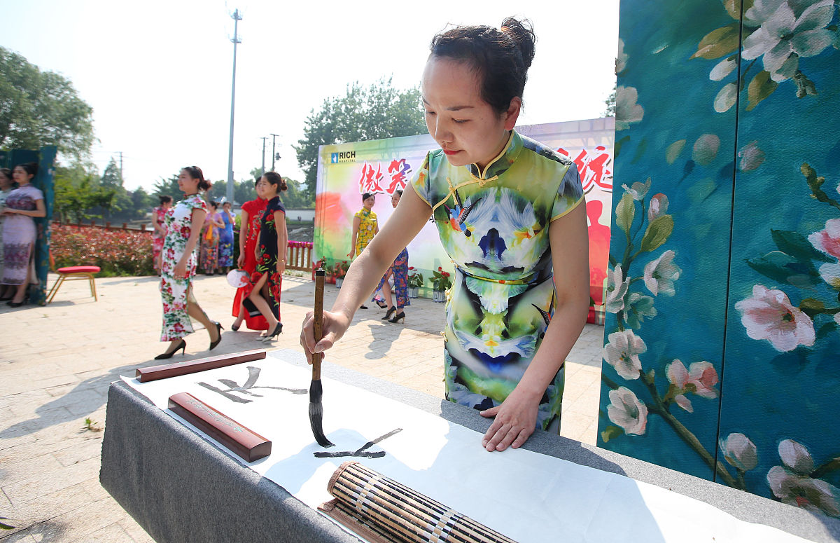 非遗女书传承困境：面临失传风险与市场挑战