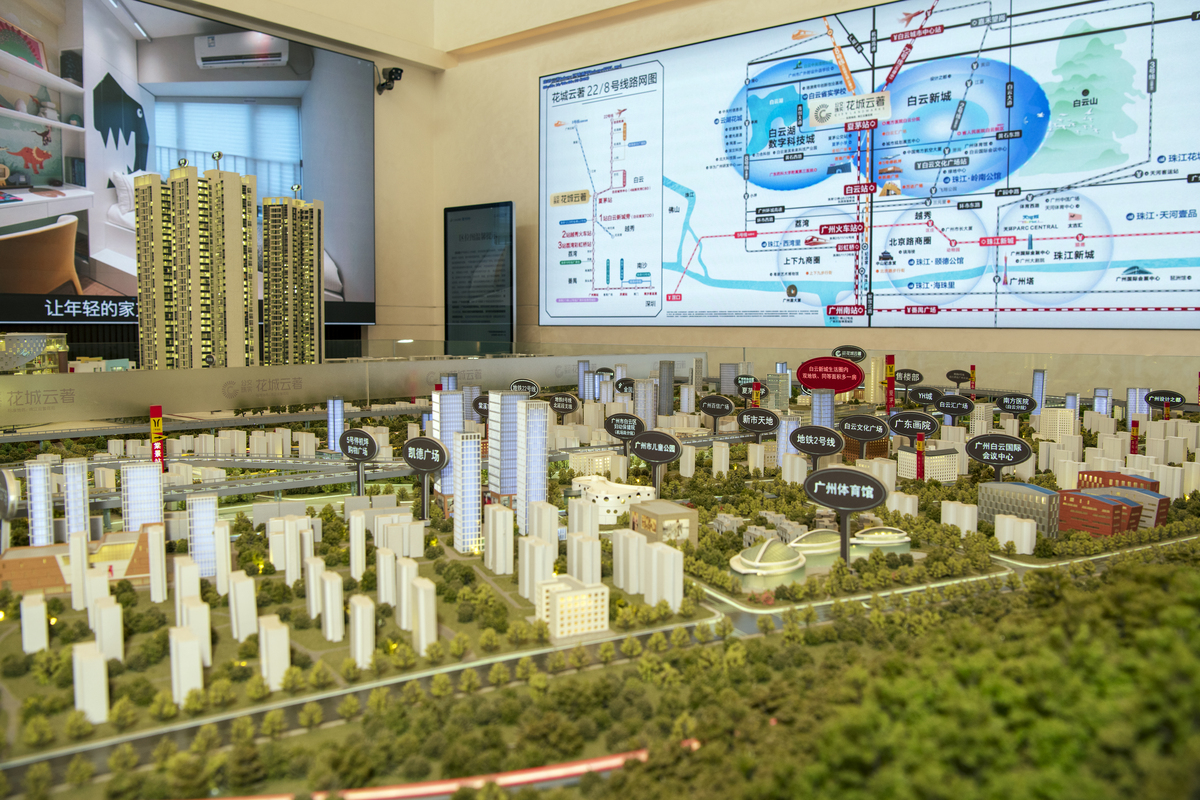 你正在撰写论文港务区绿地国港新里城二期房建项目施工现场安全控制技术应用研究请论述这一研究主题的研究背景写成一段话格式不少于500字。