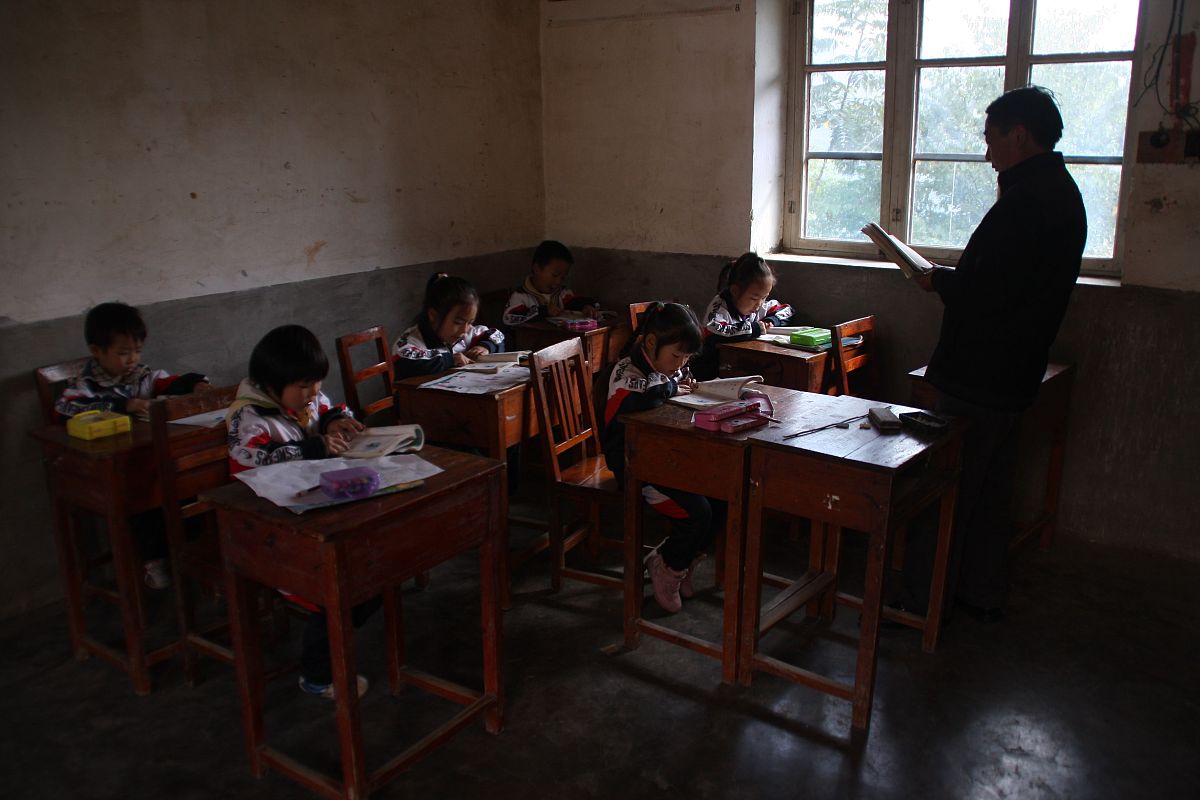 乡镇中学师资短缺：现状、影响及解决方案