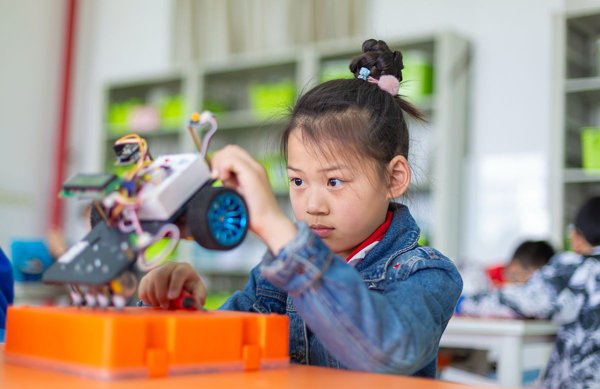 中国儿童校外生活状况调查：周末电子产品使用时间与户外活动对比