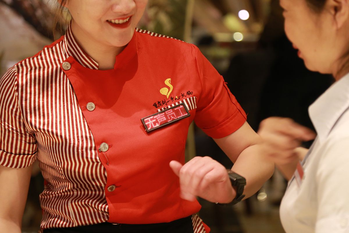 海底捞员工值得表扬：优质服务与真诚笑容