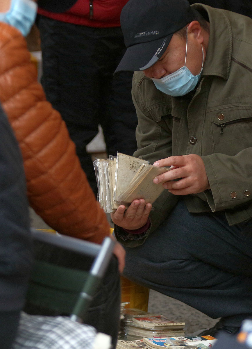 2021年10月16日,哈尔滨全市降为低风险区域后,道外古文玩旧物地摊首次