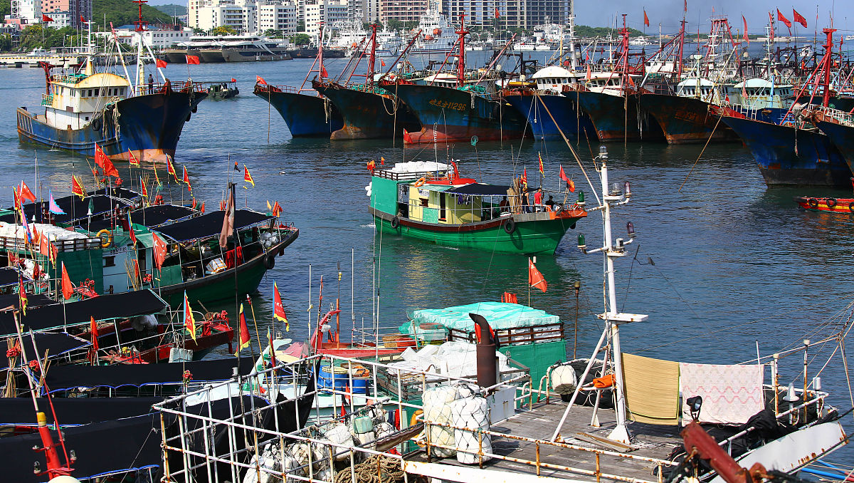 2016年5月16日,海南三亚,渔船在三亚港抛锚休渔.