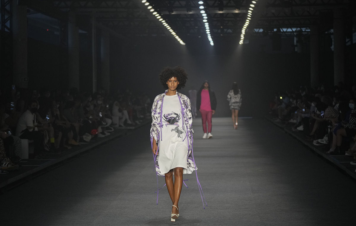当地时间2021年11月18日,巴西圣保罗,torinno 品牌秀场.a model wears