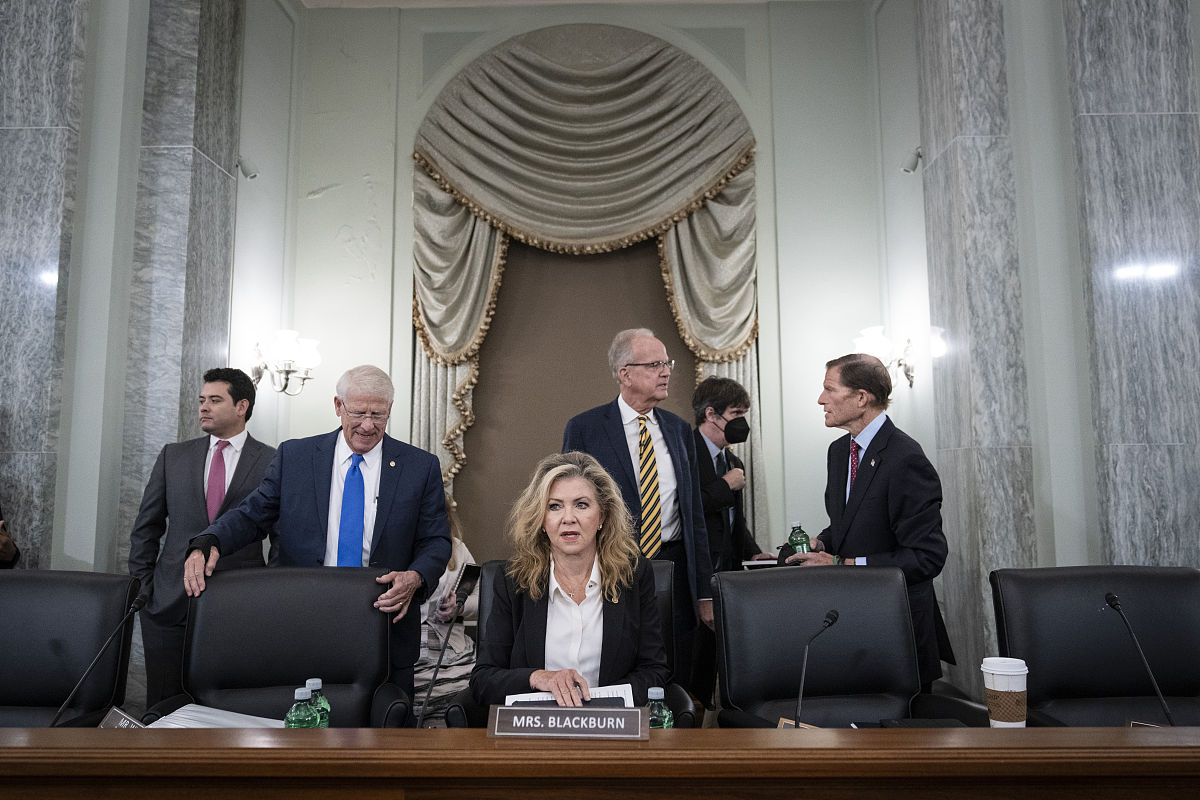 棋牌游戏产品经理职位描述 - 负责开发、运营和优化