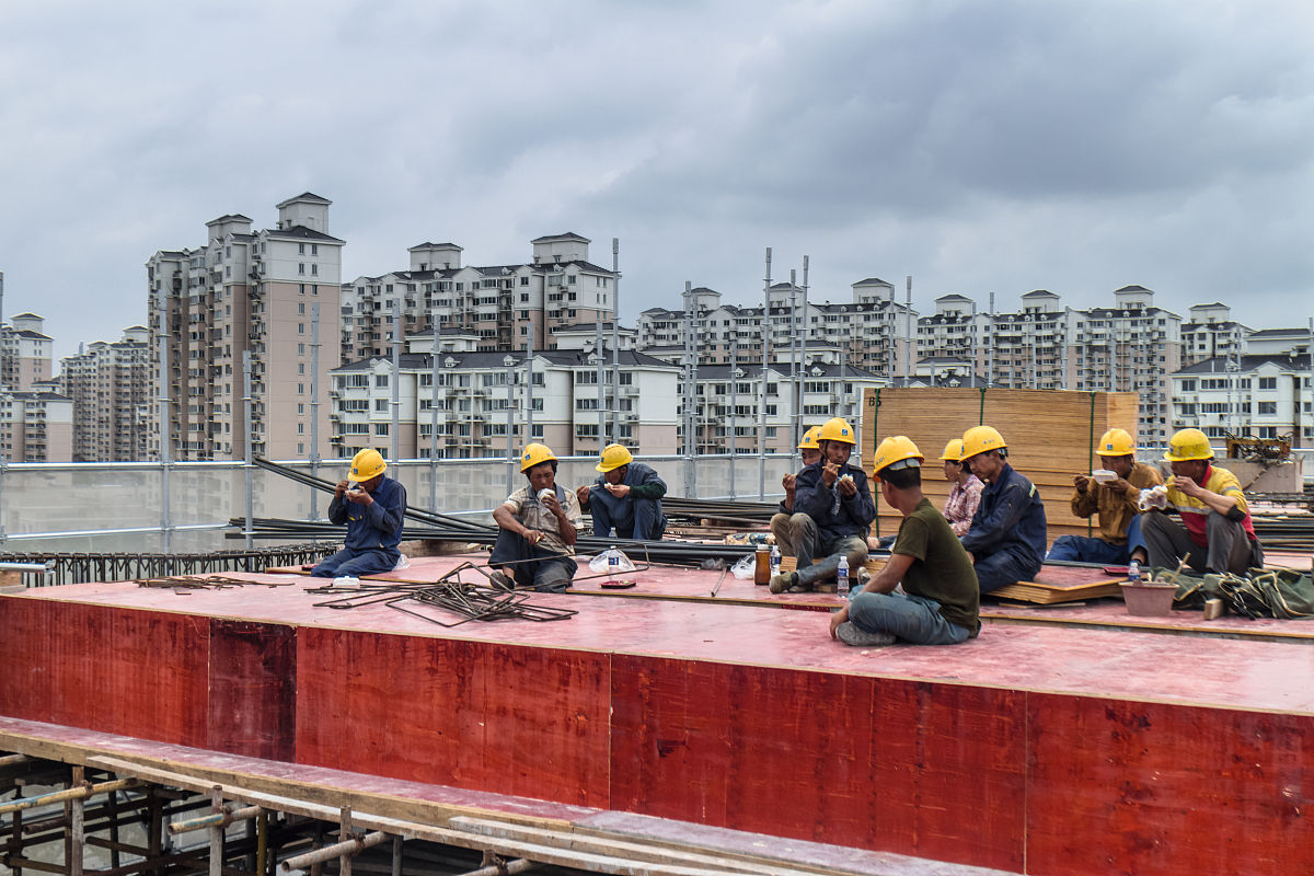 实习单位：陕西建工第一建设集团有限公司实习项目：西安市公安局市级监管场所二标段项目实习岗位：施工技术与组织管理岗位从放线、基坑处理和混凝土施工三个方面写实习的内容分别写成一段话进行描述不少于1000字。