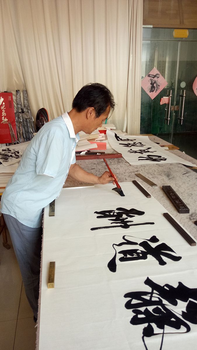 2018年6月3日,山东日照,仕金正正在创作书法作品.