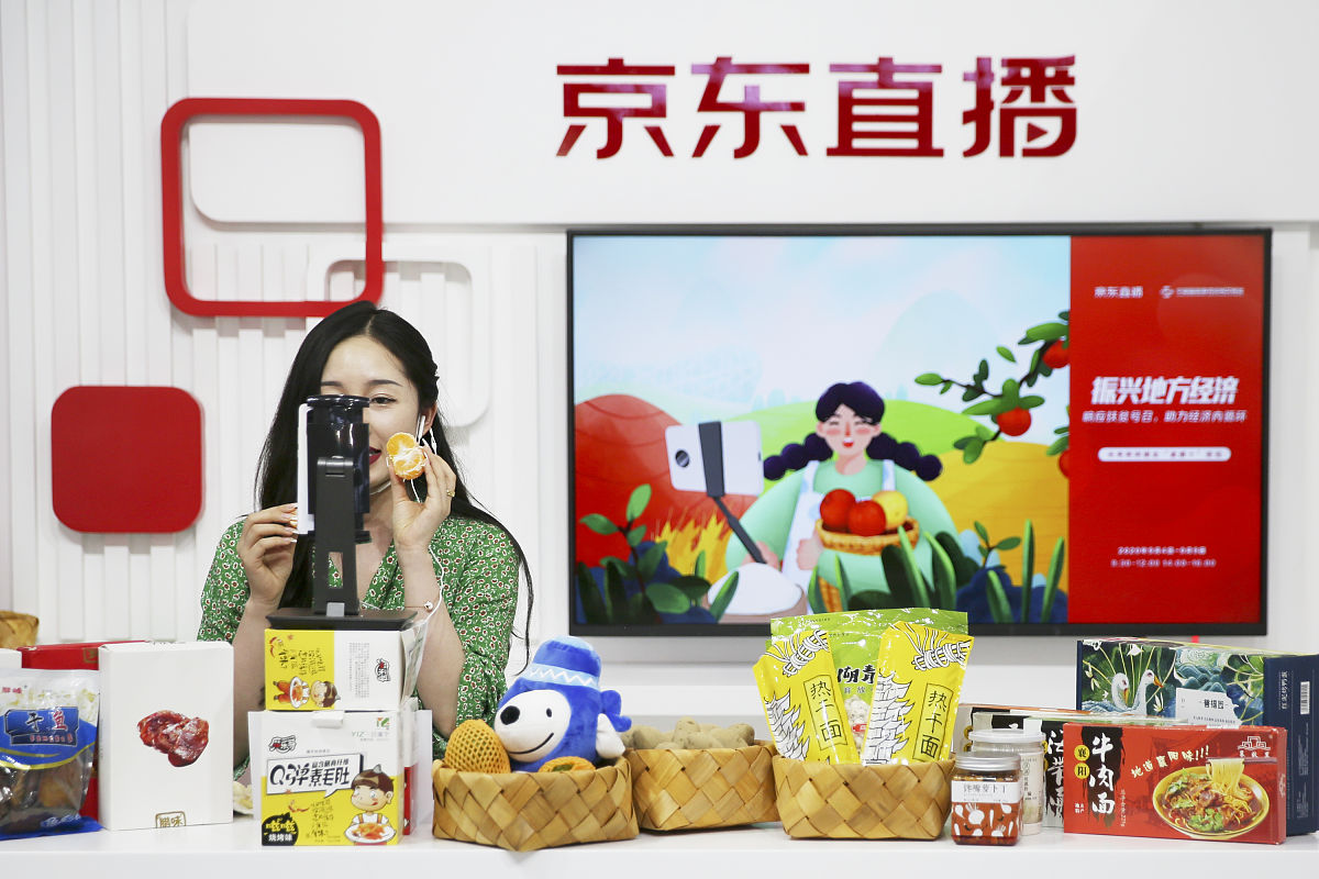 根据以下两点帮我重新写一份点关于抖音直播食品生鲜赛道的个人思考我的工作岗位是抖音直播场控1、好产品很重要迎着风向很重要。这次年货节我们的直播间取得了前所未有的成绩对于酸菜鱼直播间来说首先这个品已经是经过市场和用户认证的非常优质的爆品再者就是即将到春节这个节点中国人一年中最重要的节日不少家庭餐桌上年年有鱼这道菜非常契合春节这个节点。酸菜鱼直播间既能为抖音留住用户也能为用户提供优质的产品也能为公司盈利