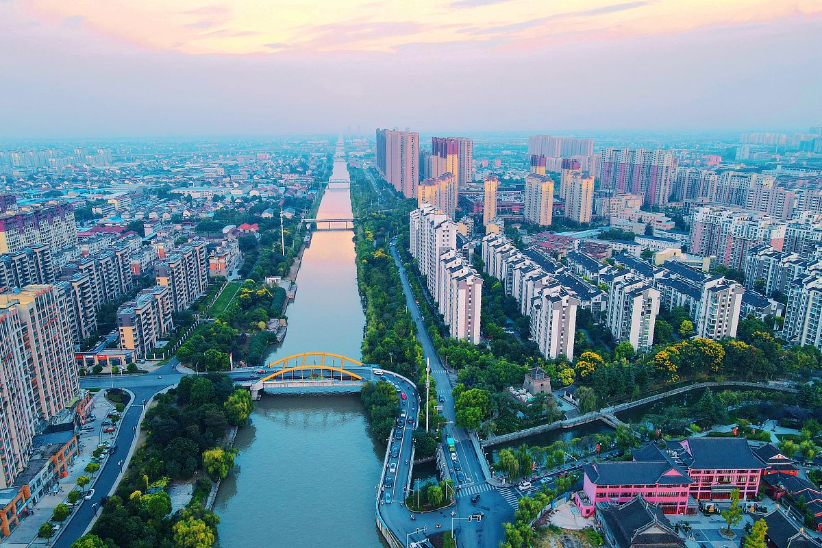 2021年9月9日,江苏省如皋市,如泰运河如城段在傍晚余晖映衬下波光粼粼