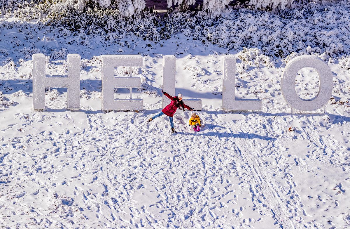 用地道的英语说“我喜欢我的家乡，喜欢它的冬天尤甚，因为在冬天可以和朋友们一起打雪仗和滑冰刀（简练）