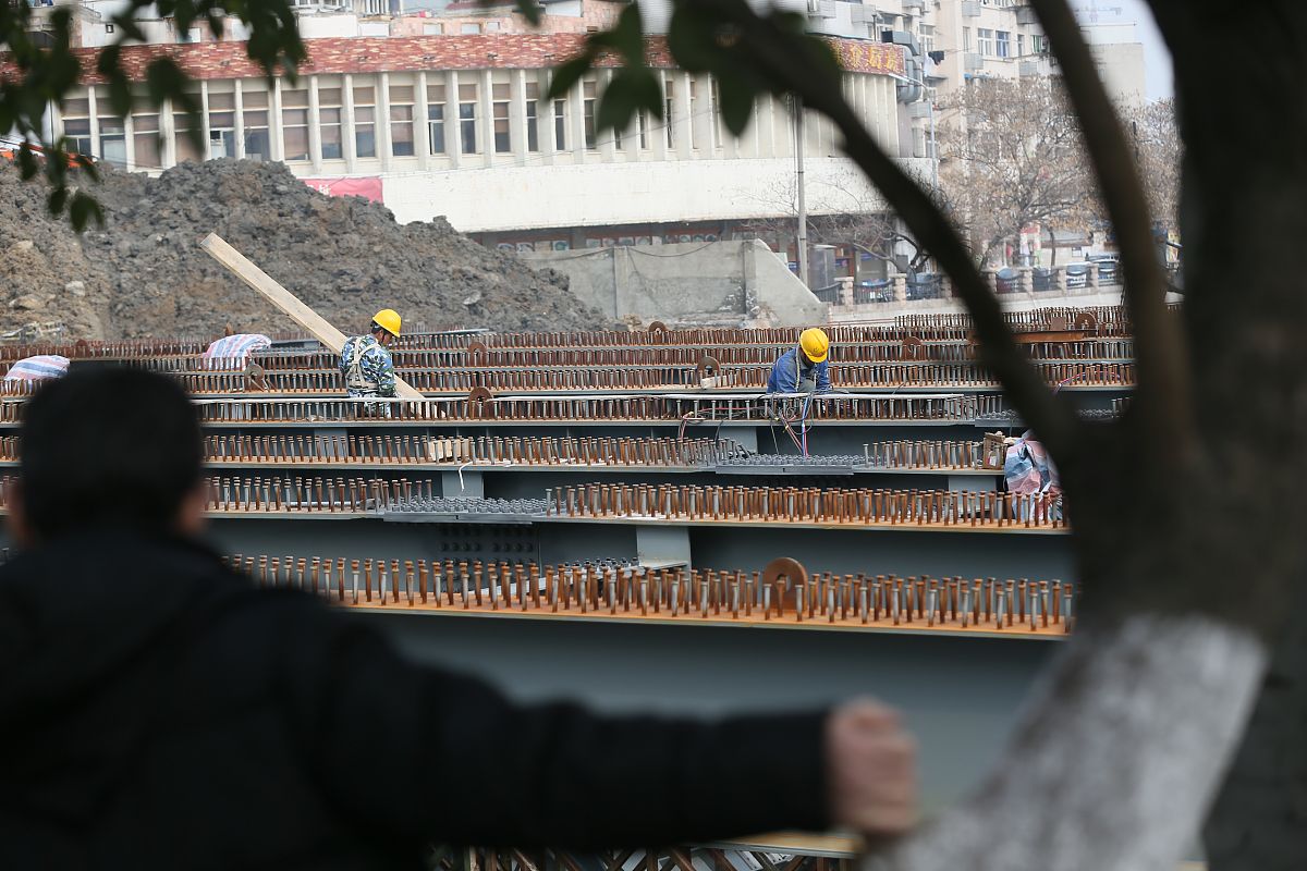 由于会议中心预应力梁一端距已有建筑单体变形缝距离仅20cm设计一种在锚固端非直线张拉装置该装置主要由穿束机、锚板、千斤顶等组成。该装置主要是为了改变预应力梁张拉方向即在变形缝端锚具处增加一个张拉装置将预应力梁钢绞线外露端通过一定角度的张拉方式达到预应力梁张拉的目的。具体实施方案如下：1张拉前确认每条钢绞线能够自由滑动并且构件能良好适应在预应力施加过程中产生的垂直、水平方向移动。2张拉过程中先要确保