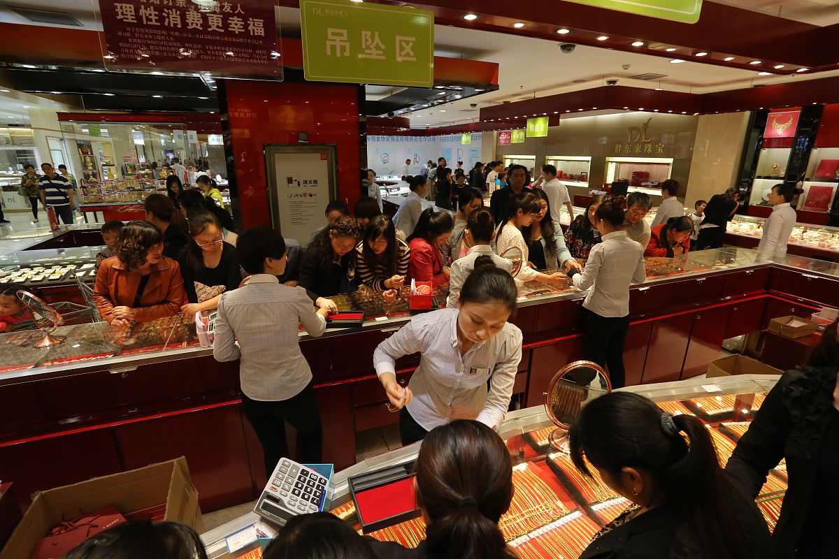 2014年5月2日,河南许昌,市民在一家专卖店选购黄金首饰(资料图).