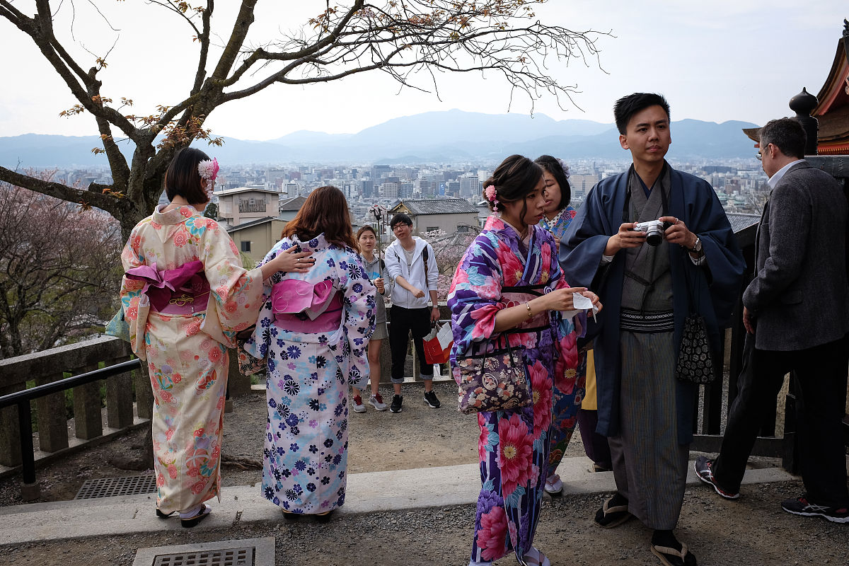 月光下的告别：婆婆与年轻人的下山之旅