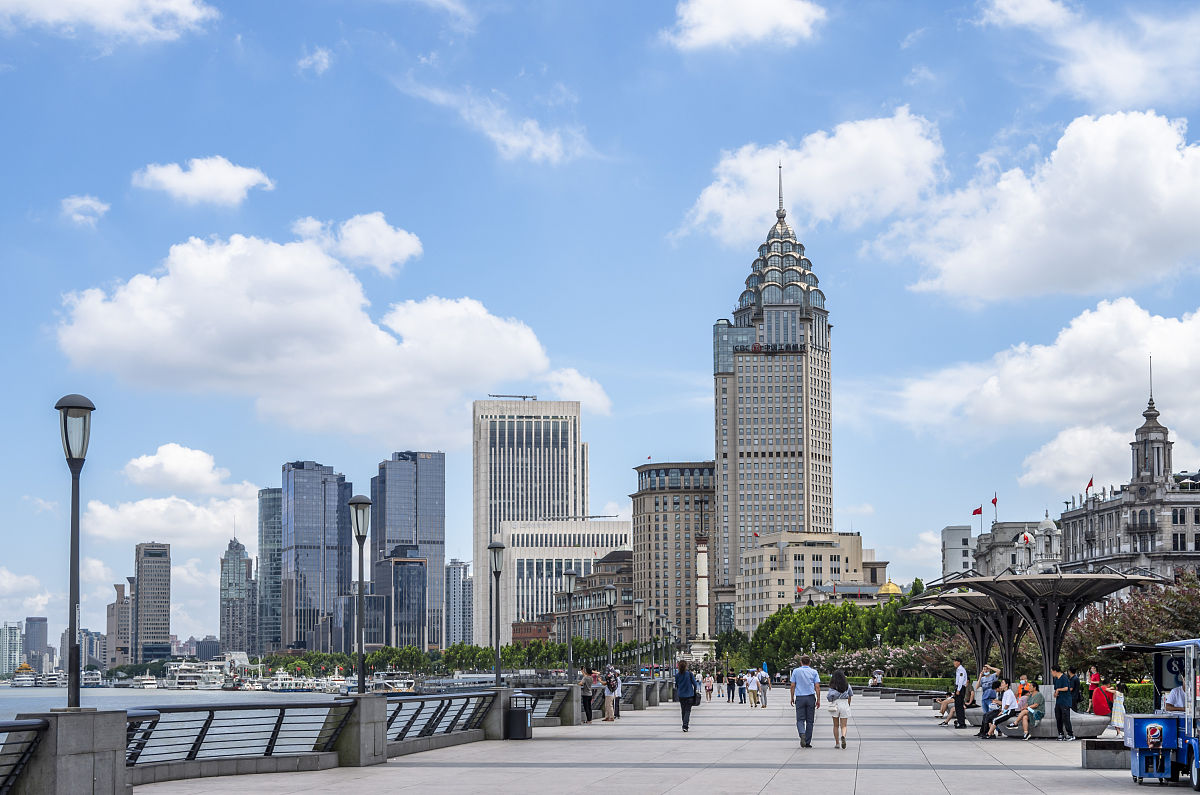 2020年7月30日,上海,外滩附近蓝天白云,城市风景美不胜收.