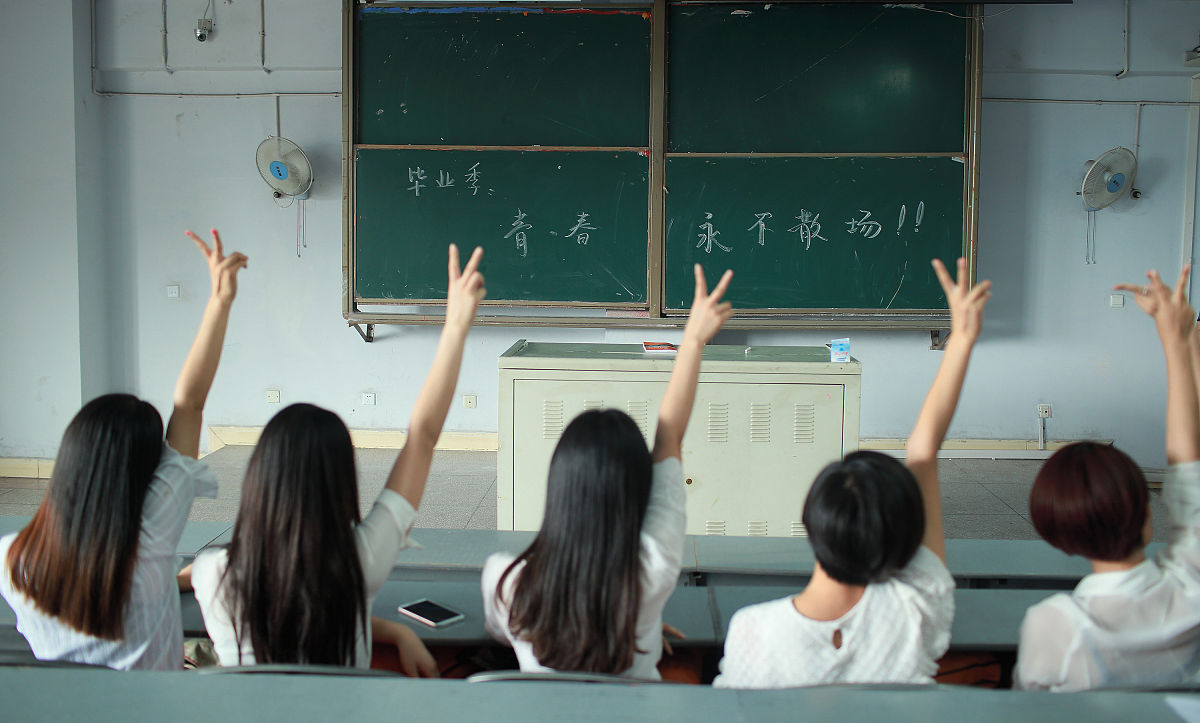 用你自己的话将以下内容重构润色成一篇不低于1500字的文章：我的大学四年始于初秋也终于在这个热烈的夏天结束。总以为岁月漫长但结束也会突然降临。更能留住回忆的是文字而我也想通过文字回忆自己的大学生活。从开始的青涩再到如今的成熟学校给我带来了很多教会了我很多。回忆起自己的四年或许不是最热闹的青春但一定是最特别的青春。首先非常感谢在学习生涯中教导过我的老师们使我得以更好的学习自己专业方面的知识为自己以后