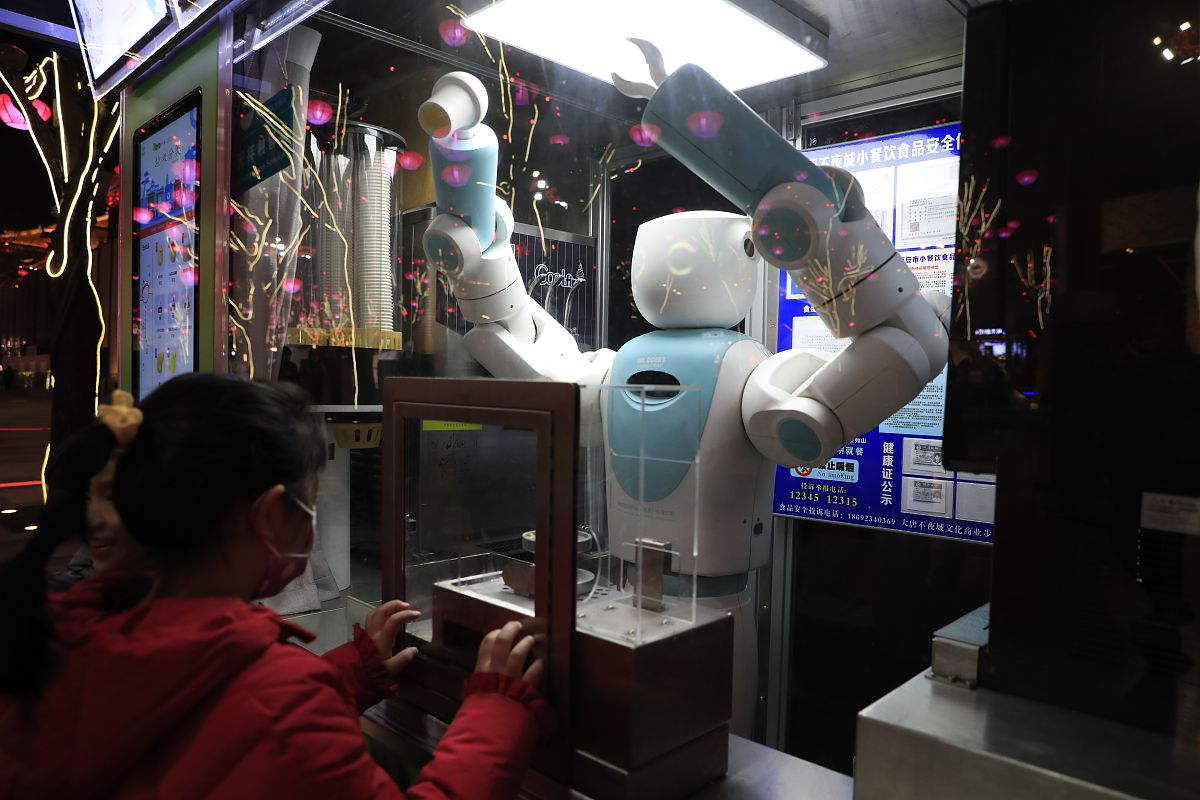 我做的设计是咸阳老街指引道路和景点的机器人设计，可以跟人互动，可以给我写一个研究内容与意义吗，字数在150字到200字