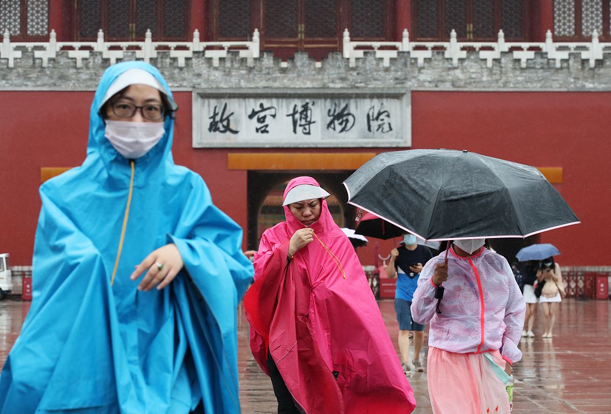 2020年7月26日,北京,游客冒雨游览故宫乐享清凉.当天降雨如约光临京城