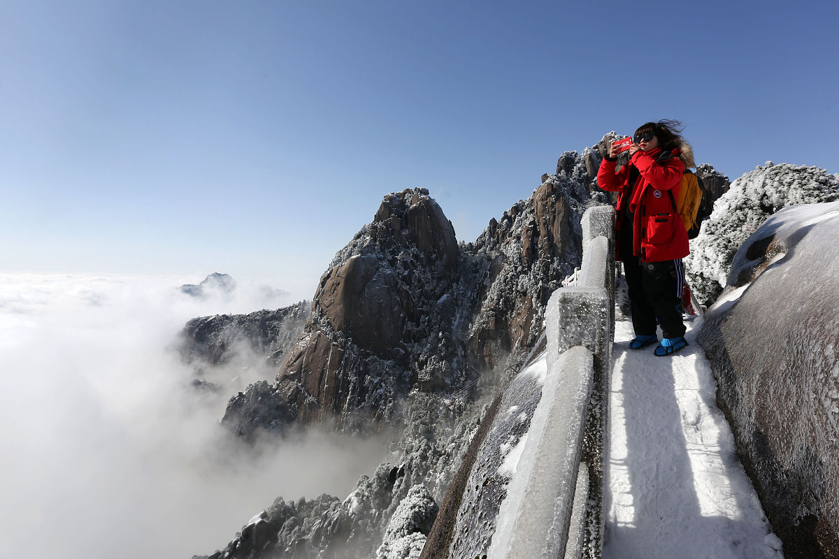 给我一段10分钟的泰山旅游的对话英语文章并给出翻译A Hi there! Are you interested in visiting Mount TaiB Yes I am! I heard that it’s one of the most sacred mountains in ChinaA Absolutely! It’s also known as the leader of the F