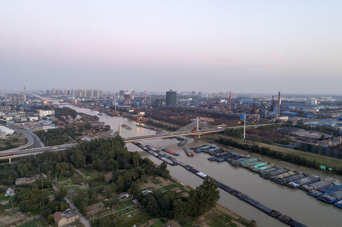 2018年10月10日,江苏省淮安市,京杭大运河淮阴船闸下游,大量的船只穿
