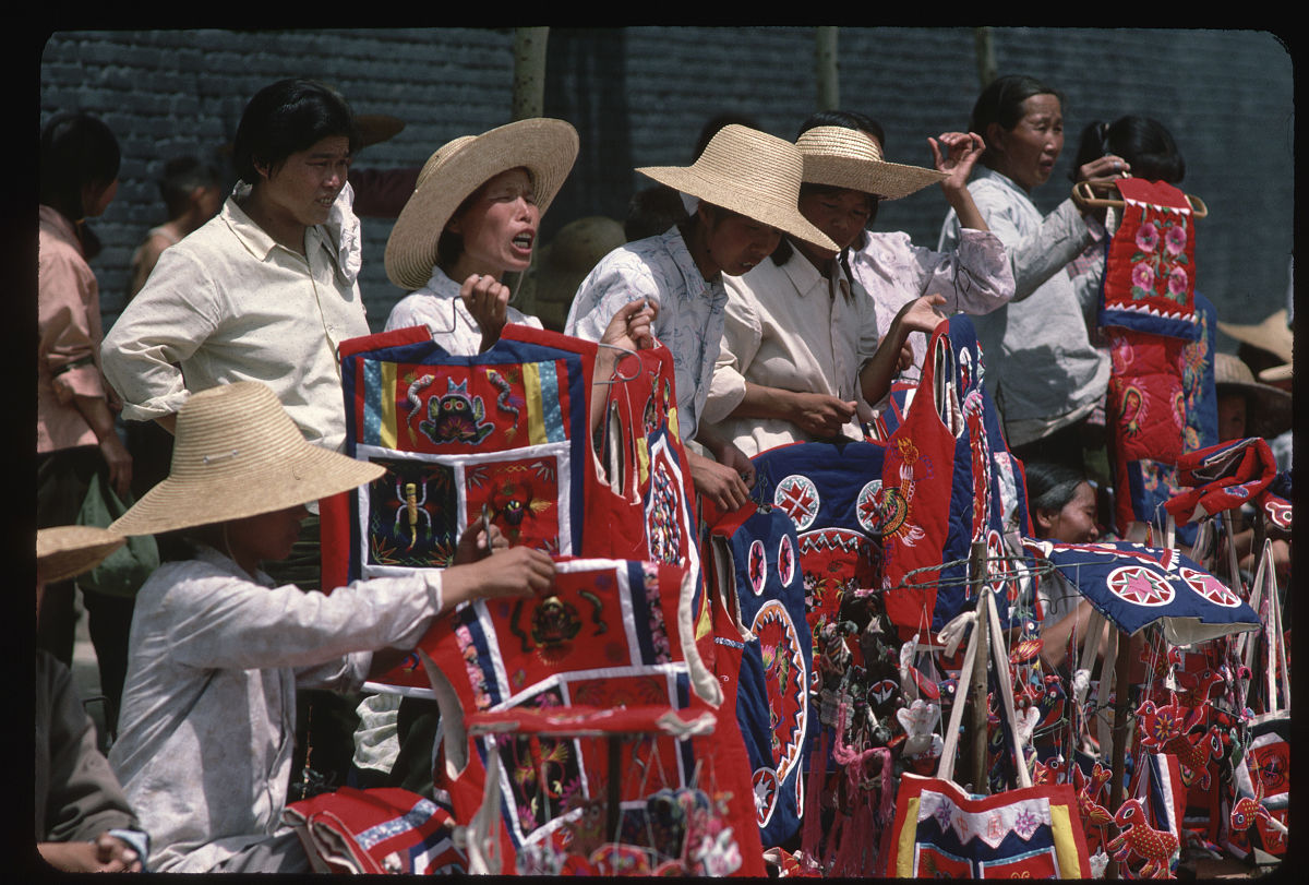 1979年,陕西省西安市,卖纪念品的女子.women selling souvenirs in xi