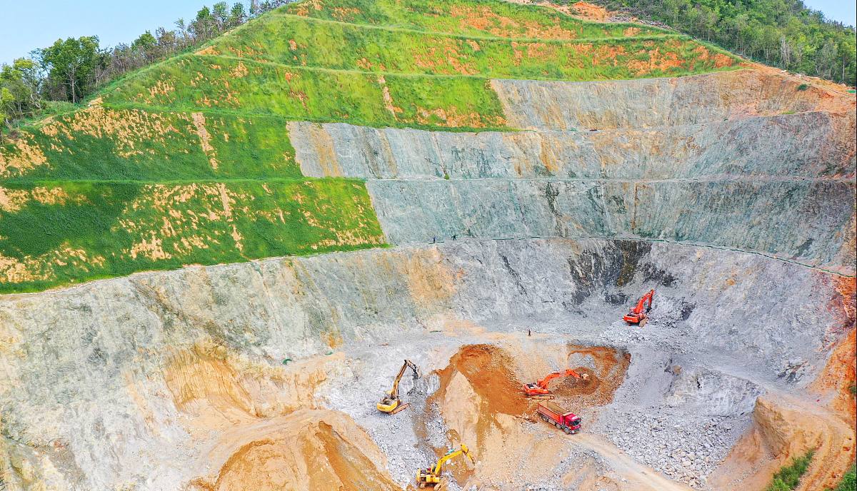 露天矿坑的生态修复：塑造稳定与植被生长