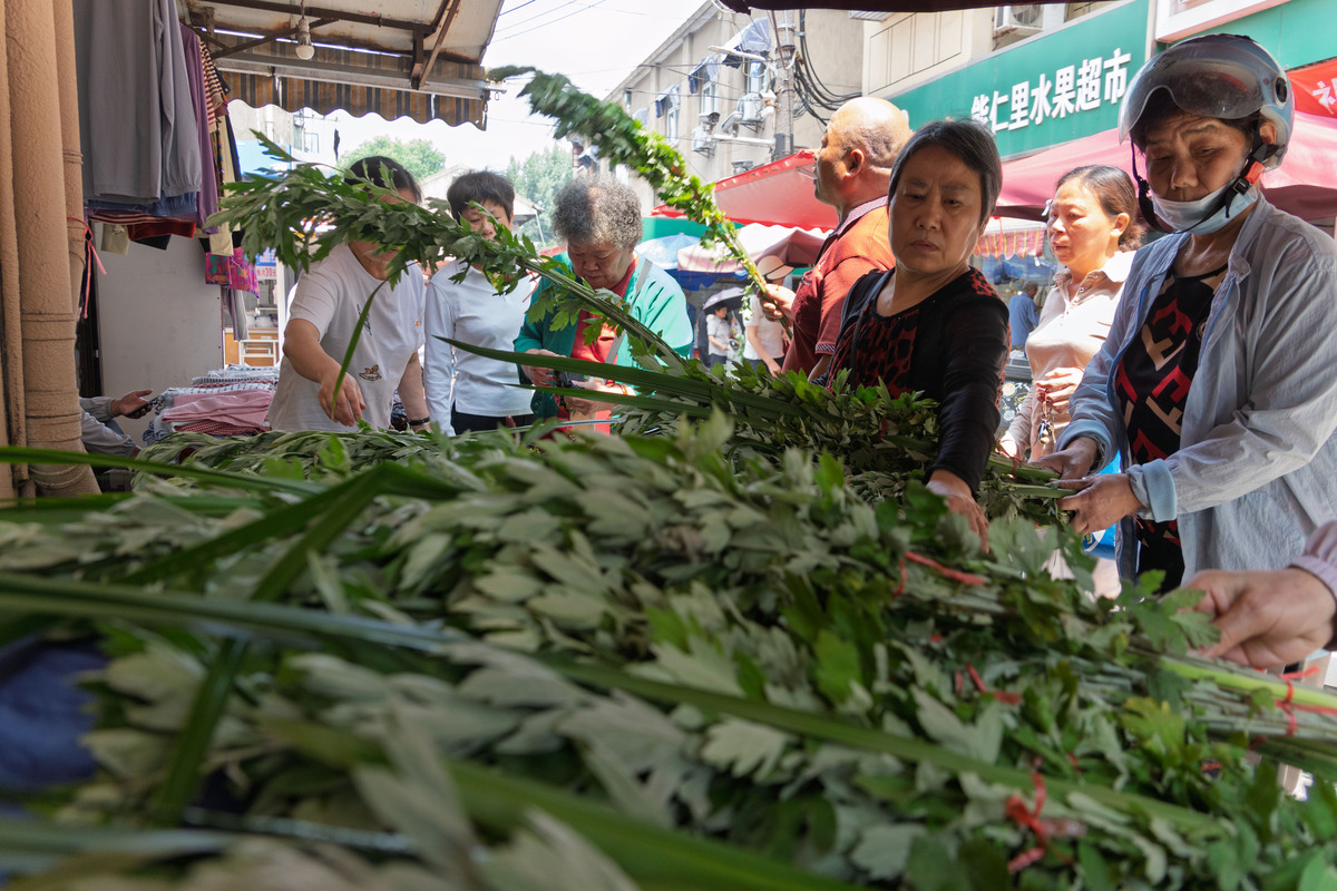 对下面这段话进行改写。黎族民间草药是我国传统医学重要的组成部分之一。早在宋元时期就对草药的形态、采制、性味、作用等方面有了较全面的了解为后世积累了丰富的经验。黎族人擅长根据日常生活经验观察动植物各方面的生活习惯发现各种动植物的药用特性经过世代的积累流传下来越来越丰富的黎药品种。黎族在这三千多年的生生不息中不但有丰富的民间用药经验而且在用药方法上有自己独特的特点。取药后的黎族同胞首先使用山泉水对药品