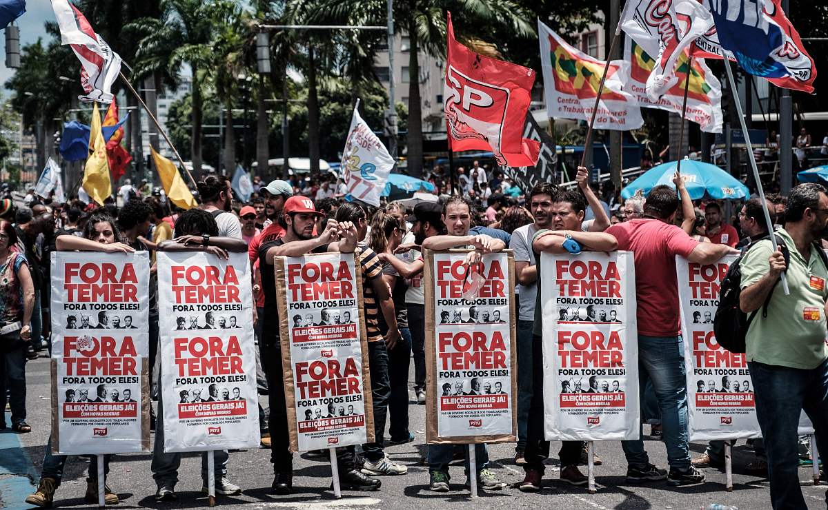 假如国家人民手无寸铁上路游行示威并且只是用嘴说出自己的不满但是管理者去他坦克和军队去镇压并且管理者出现了选举走后台想在共和国里当皇帝的行为并且将反对管理者的官员以贪官罪恶意逮捕。这种情况下管理者的行为属于极权主义行为严重侵犯了人民的权利和自由。人们有权利表达自己的不满和诉求而政府也应该尊重人民的权利和意见加强与人民的沟通和互动。如果管理者采取暴力手段镇压人民的示威议论这将导致社会不稳定甚至可能引发