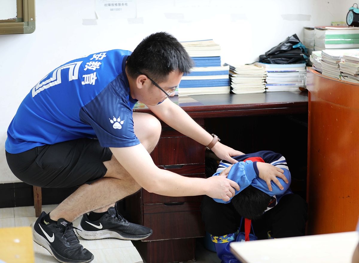 國中生待在校園的時間長校園也成為容易發生事故的地點以下是校園中常發生的狀況當狀況發生時除了去健康中心保健室外還可以利用所學。進行哪些緊處理措施1在樓梯打鬧沒注意踩空從樓梯上滾下來腳裸拉傷4體育課打籃球手指吃蘿蔔乾