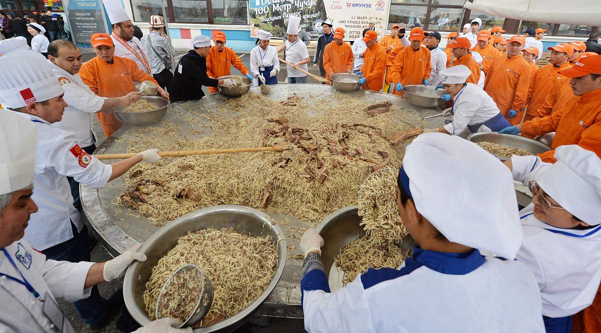 当地时间2018年3月11日,吉尔吉斯斯坦比什凯克,厨师们正在制作具有当