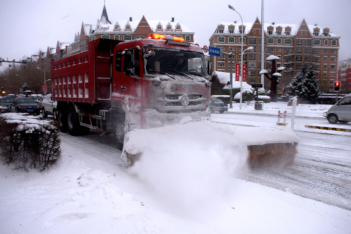 佛山如何根据区域和车流量优化执法人员配置？