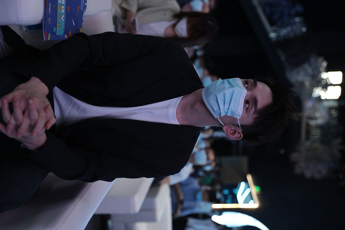 国潮风格的成因主要有以下几个方面：1文化自信：近年来中国在全球经济、文化和科技领域等方面取得了巨大的进步与成就国民对于自己国家的文化和历史也越来越有自信这种文化自信在一定程度上促进了国潮风格的兴起。2文化复兴：中国传统文化正在经历一次复兴中国传统的文化元素在当今社会中的价值和地位越来越受到重视国潮风格正是以传统文化为主要元素之一。3消费升级：随着中国消费者收入水平的提高和消费理念的改变更多消费者开