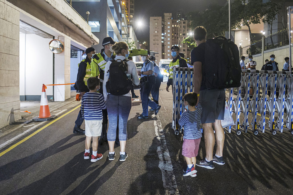 2021年3月13日,香港中西区,受疫情影响,罗便臣道当晚被强制封闭.a pol
