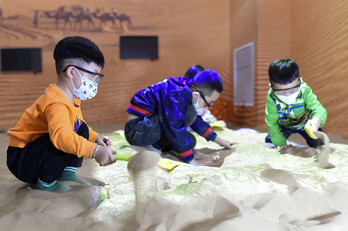 请帮我创编一个适合小学生的室外游戏