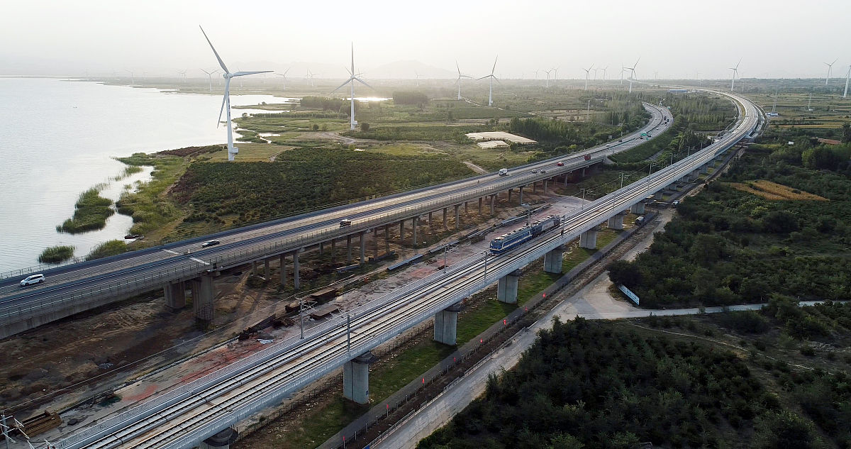 我正在写论文题目是基于plc的桥梁检修车控制系统目前的总体设计写完了你能帮我润色一下总体设计吗