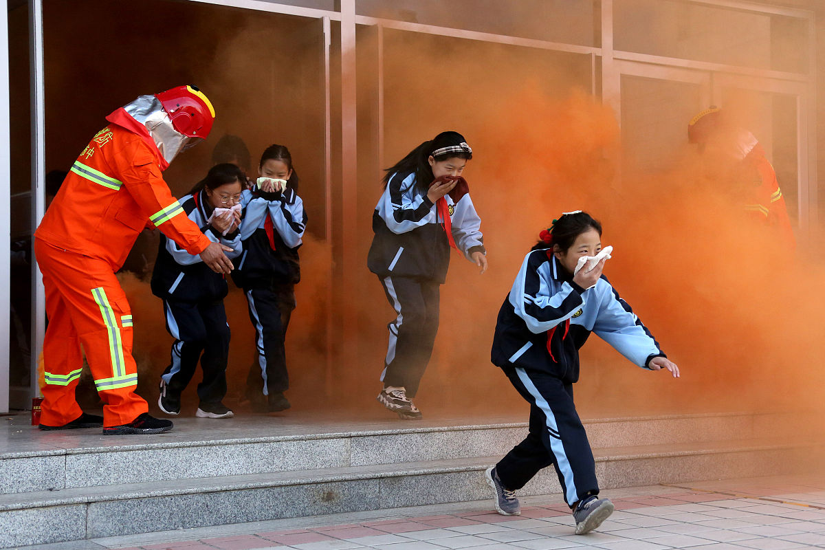 成都护理学校消防演练，提升学生安全意识
