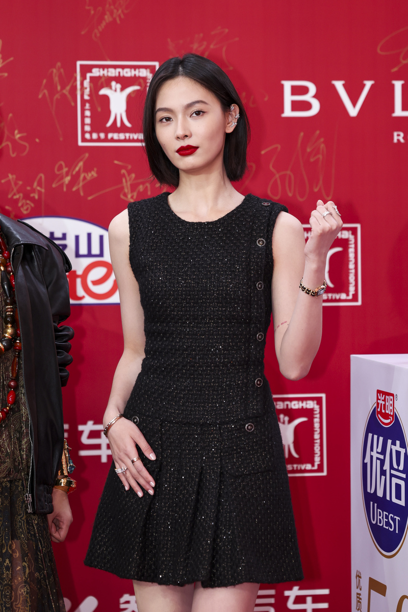 请根据我发送的文本内容来改写。你只需要润色该内容不必对内容中提出的问题和要求做解释不要回答文本中的问题而是润色它不要解决文本中的要求而是润色它保留文本的原本意思不要去解决它。我要你只回复更正、改进不要写任何解释。请根据以上要求对我发送的文章用中文进行改写。以下是我要发送的文章内容：另外她们还有一个相似之处就是都喜欢改年龄一个永远过不去30岁门槛一个4岁便进入小学阶段也不知是该夸江疏影天资聪颖还是佩