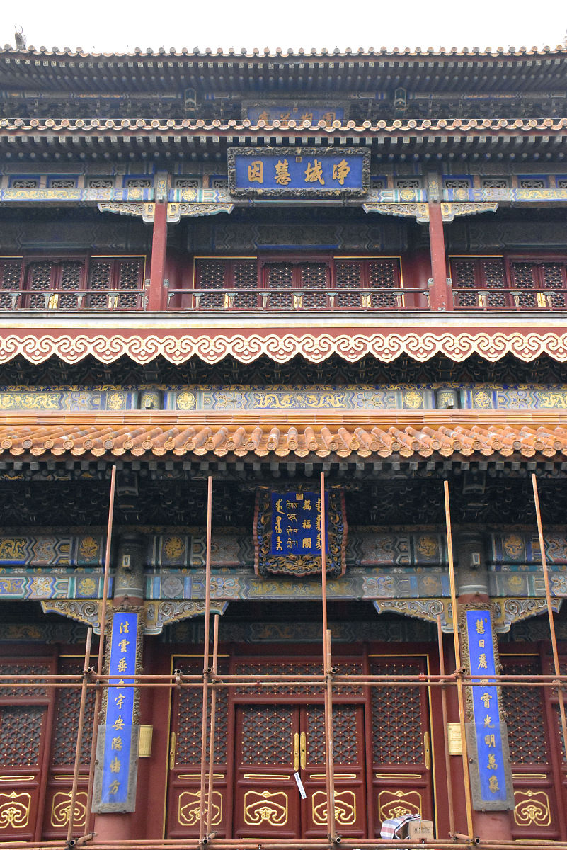 在搭建和拆除外部脚手架时必须经过项目技术负责人的授权才能进行。改写一下搭建或拆除外部脚手架必须经过项目技术负责人的授权方可进行。继续