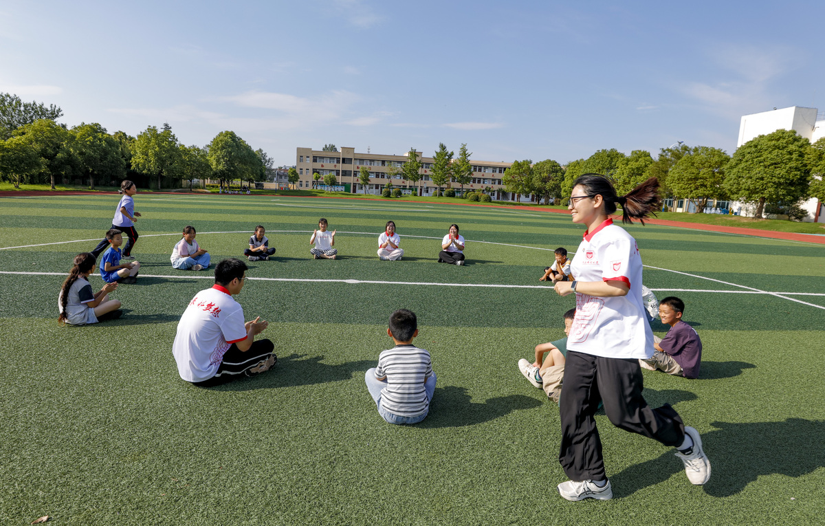 假设你是中华中学高三学生徐晶 校团委为了帮助高三学生缓解学习压力拟利用本月最后一个星期五下午开展一个高三年级减压活动目前正在向全年级同学征求活动意见。你给校团委王老师写一封邮件 内容须包括：你的建议；你的理由。