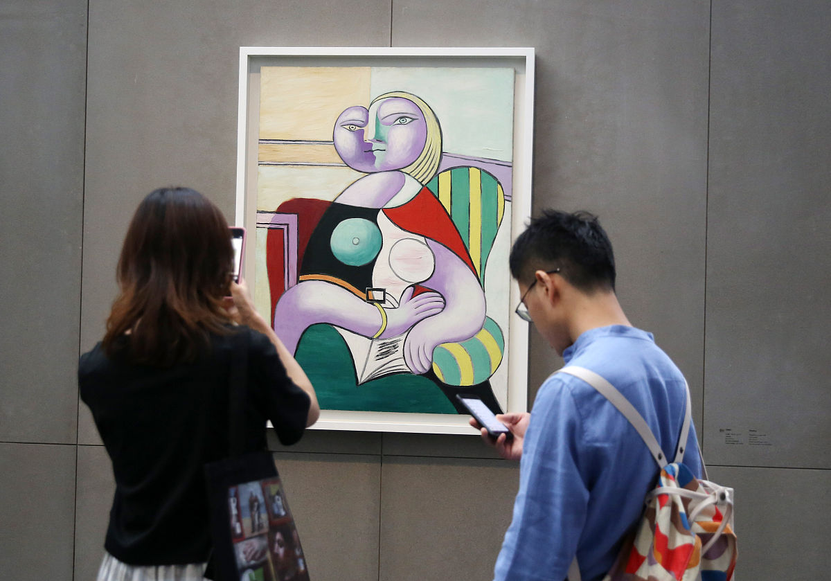 3 引导学生观察和分析：让学生观察和分析示范或参考作品中的夸张与抽象元素。他们可以注意到毕加索经常使用不同的颜色、线条和形状来表现主题的情感和特征。以及如何通过上述内容让老师去引导学生创作自己的毕加索风格画作