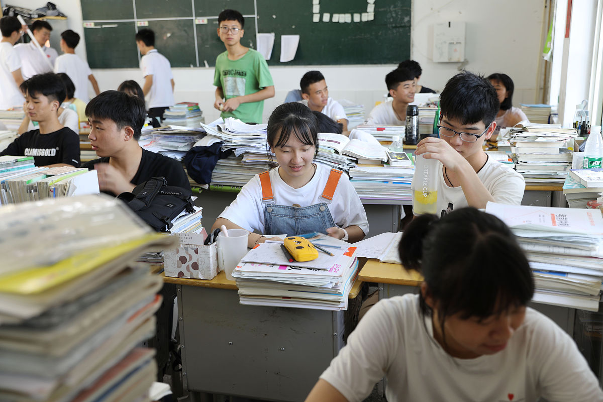 2020年7月4日,湖南永州,道县第一中学,高三学生在课间休息.