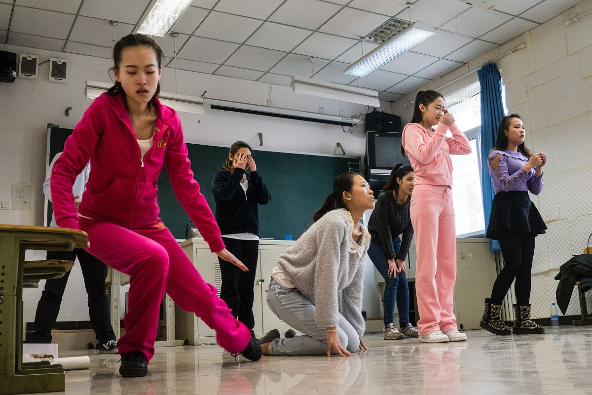 我怕她不原谅我我感觉我有点过分了就因为我跳舞老师没看我看别的小朋友了然后我就生气又摔钥匙又把老师给我的东西摔她旁边当着所有家长面她要走的时候我还给她反锁在教室里她还有课然后又抢她钥匙后来我把门打开了她把我一顿训就走了道歉怎么说