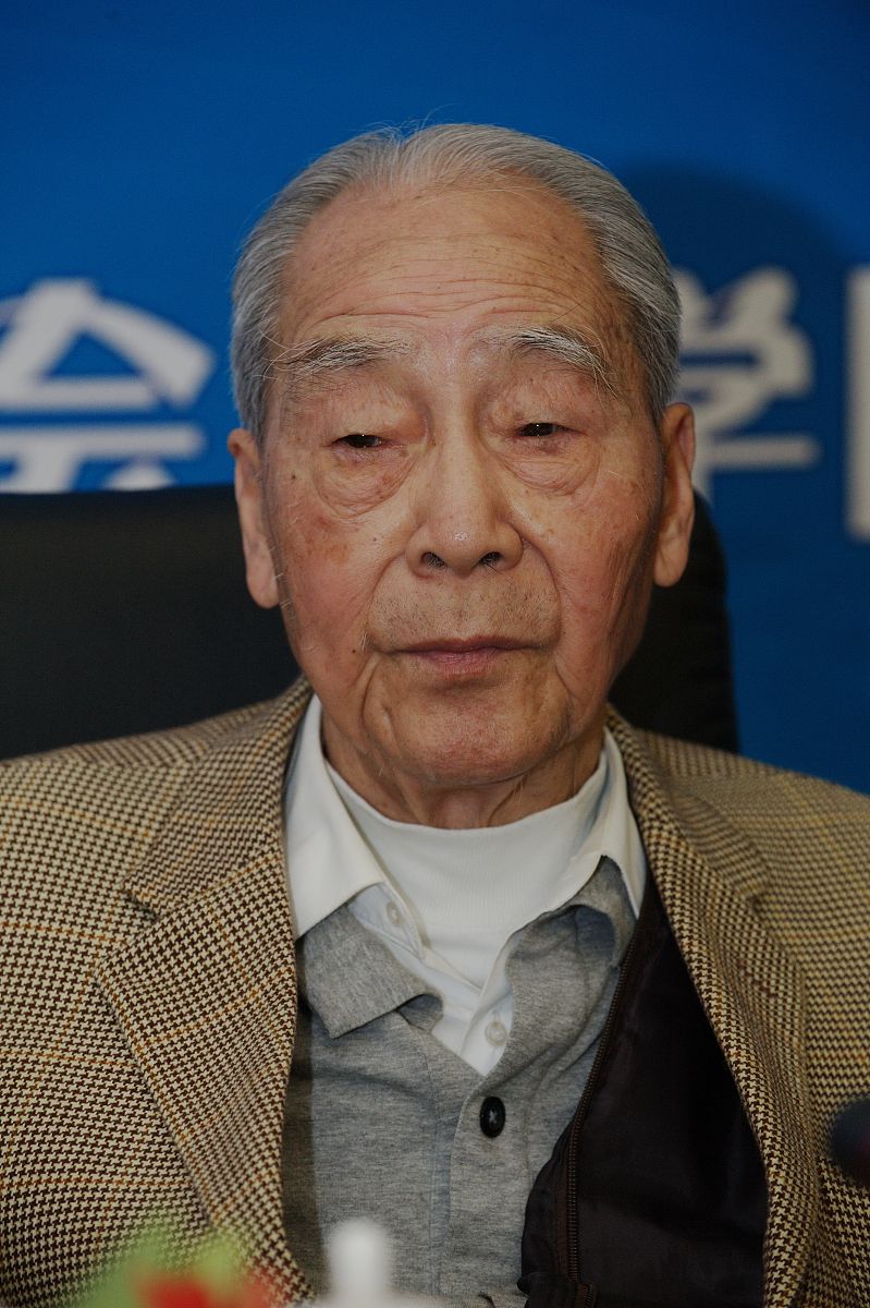 三美理论内涵包含三个维度。第一是意美：译诗要和原诗保持同样的意义以意动人。第二是音美：译诗要和原诗保持同样悦耳的韵律。第三是形美：译诗要和原诗保持同样的形式长短、对仗等。在许渊冲的哪本书多少页