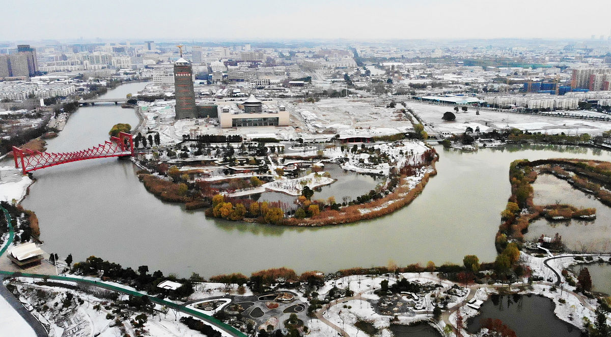 2020年12月14日,空中俯瞰被白雪覆盖的江苏省扬州市城区.