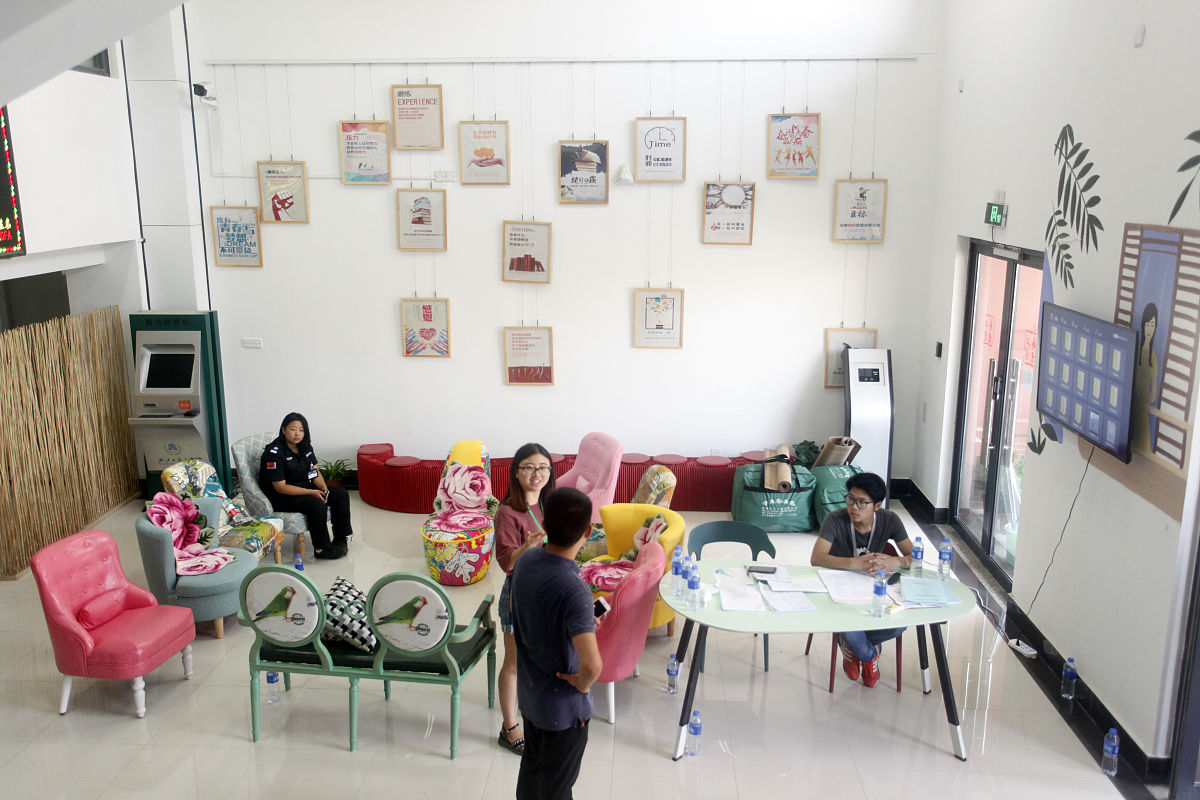 我是一名今年中医学新生班主任助理也是中医学的学姐想给同学们做一次关于宿舍氛围与关系的分享会议现在要写一份工作报告包括我对于大学中宿舍良好氛围的营造包括生活、学习、日常娱乐等方面、学生反馈、我对工作总结与反思从这三个方面应该如何写