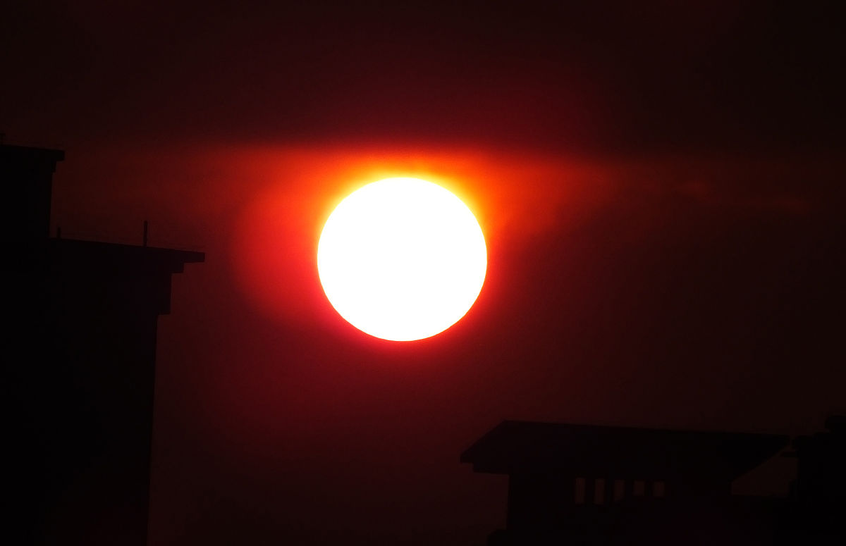 2021年6月10日傍晚,湖北宜昌,夕阳与火烧云分外美丽,但由于云层较厚等