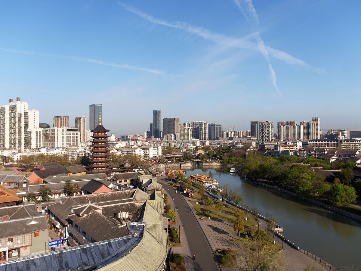 2020年4月5日,  航拍蓝天下的江苏省淮安里运河文化长廊风景,清江浦楼