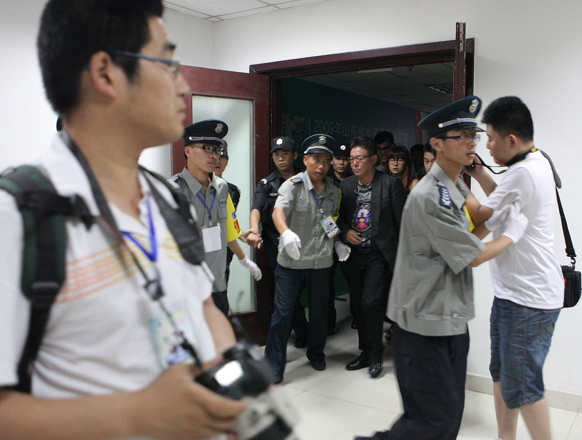 矫正工作案例1王某男16岁因和同学共同偷盗摩托车价值505000元被起诉家庭成员包括继父在广州打工母亲在楚雄市饭店打工姐姐已经结婚在昆明打工。目前王某未读书无业。根据以上情况请运用矫正工作个案方法帮助服务对象