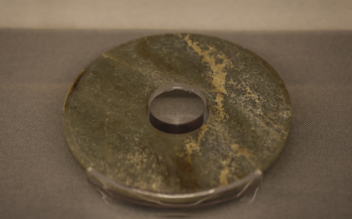 汉代生坑地方青玉双面灰皮出廓凤鸟纹大玉璧价值 不少于300字。