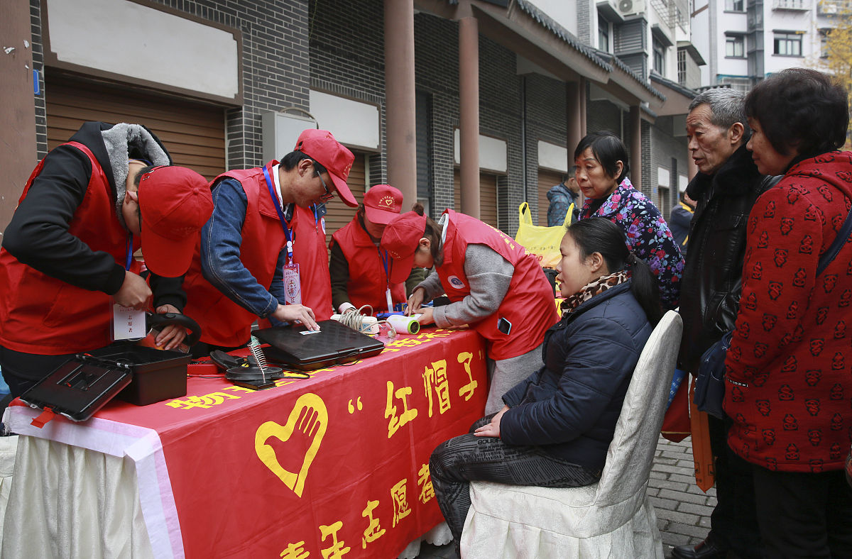 2017年12月1日,在重庆市北碚区东阳街道天府名居小区,西南大学"红帽子