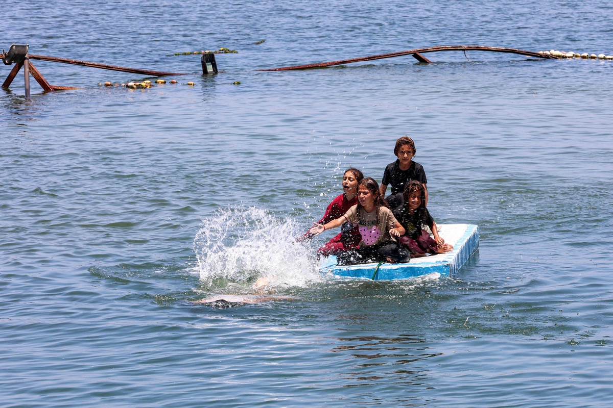写一篇水上活动游：体验刺激的水上运动和水上娱乐